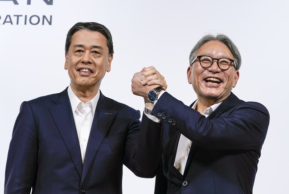 epa11514871 Makoto Uchida (L), President and Chief Executive Officer (CEO) of Nissan Motor Co., Ltd., and Toshihiro Mibe, President and Chief Executive Officer (CEO) of Honda Motor Co., Ltd., pose for ...