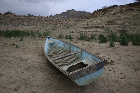 epa12910238 A boat is stranded in a drought-affected reservoir on the outskirts of Sana'a, Yemen, 23 April 2026. According to the United Nations Development Programme (UNDP), Yemen is experiencin ...