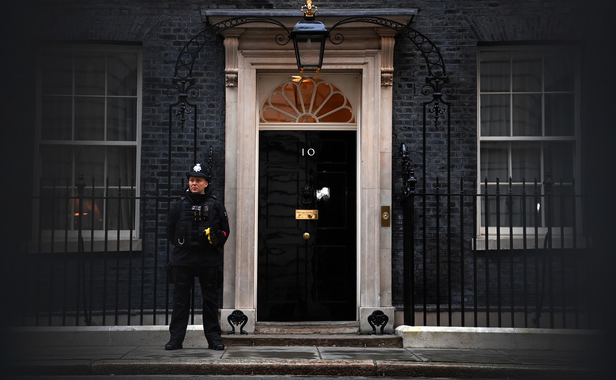 epa09715762 A policeman stands guard outside 10 Downing Street in London, Britain, 29 January 2022. There is growing anger amongst MP's and the public that the Met Police have deliberately delaye ...