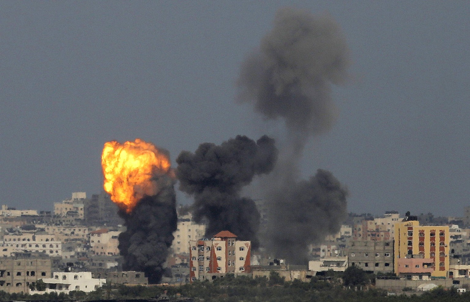 Sontagmorgen: Eine Israelische Bombe schlägt im Norden Gazas ein.&nbsp;