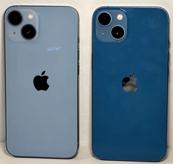 Das iPhone 14 im neuen Blau: Zum Vergleich ist das blaue iPhone 13 auf der rechten Seite zu sehen.