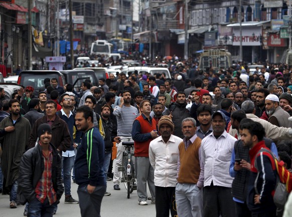 Ab auf die Strasse: In der indisichen Stadt&nbsp;Srinagar suchten viele den Weg ins Freie.