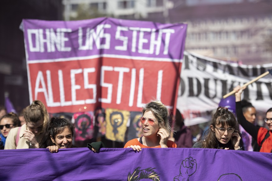 Kundgebungsteilnehmer laufen am traditionellen 1. Mai-Umzug, am Tag der Arbeit im Zeichen des Frauenstreiks in Zuerich, aufgenommen am Mittwoch, 1. Mai 2019. (KEYSTONE/Ennio Leanza)