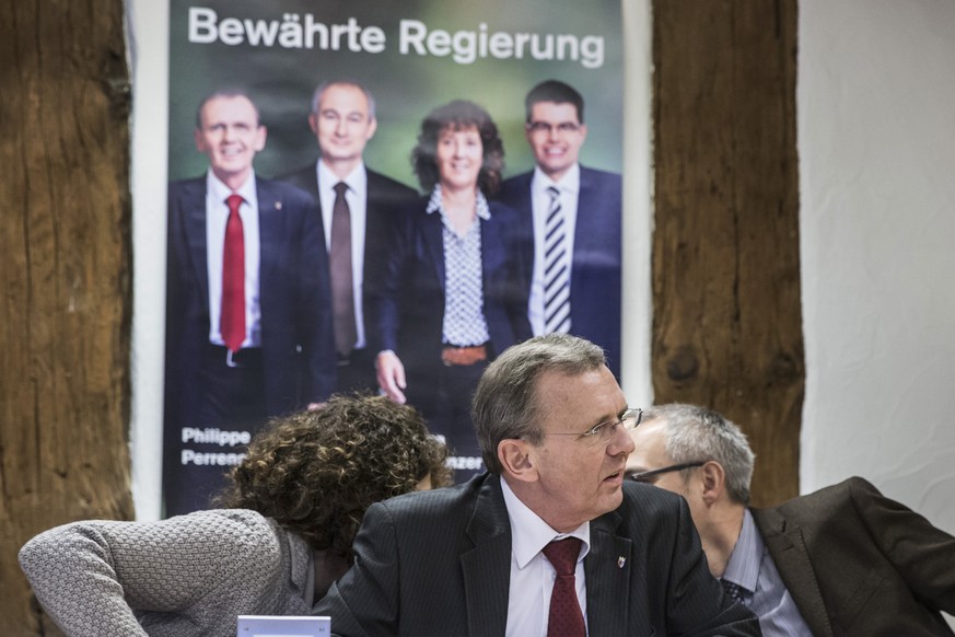 Philippe Perrenoud vor dem Plakat für die vier rot-grünen Regierungsmitglieder.