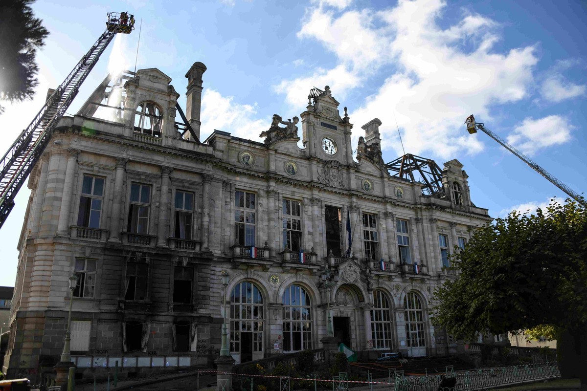 La mairie de Limoges, ici en photo au lendemain de l'incendie.