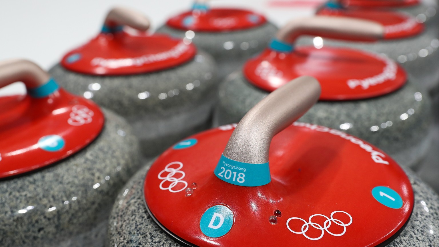Garanten für Dramen: Die knapp 20 Kilogramm schweren Curling-Steine.