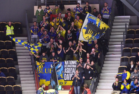 Die Fans des HC Davos in der Kraft Arena in Skelleftea.