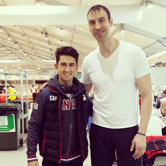 Mit 1.70 Meter Körpergrösse ist der amerikanische Eiskunstläufer Liam Firus bestimmt nicht der Kleinste. Doch kommt der Hühne des Eishockey auf das Foto, wirkt Fiar eher wie ein Heinzelmännchen. Der N ...