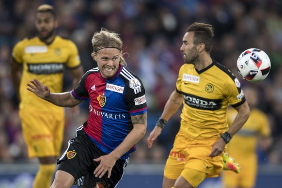 Basler Birkir Bjarnason spielt den Ball im Fussball Super League Spiel zwischen dem FC Basel 1893 und dem BSC Young Boys, im Stadion St. Jakob-Park in Basel, am Mittwoch, 10. August 2016 in Basel. (KE ...