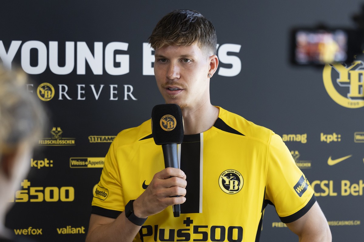 YB Spieler Cedric Itten spricht waehrend einem Interview zum Saisonstart, am Donnerstag, 18. Juli 2024 im Stadion Wankdorf in Bern. (KEYSTONE/Peter Klaunzer)