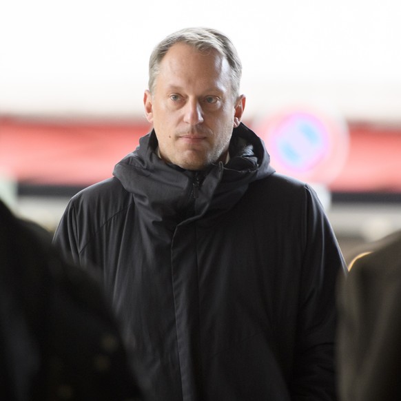 LÕancien joueur de tennis valaisan Yves Allegro, centre, arrive pour son proces ce lundi 9 decembre 2019 au Tribunal du District de Sierre. Yves Allegro est accuse de viol et/ou contrainte sexuelle en ...