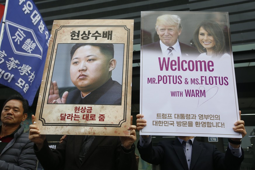epa06310961 South Korean pro-US protesters hold placards during a rally held to show support for US President Donald J. Trump&#039;s upcoming visit to South Korea, in front of the US embassy in Seoul, ...