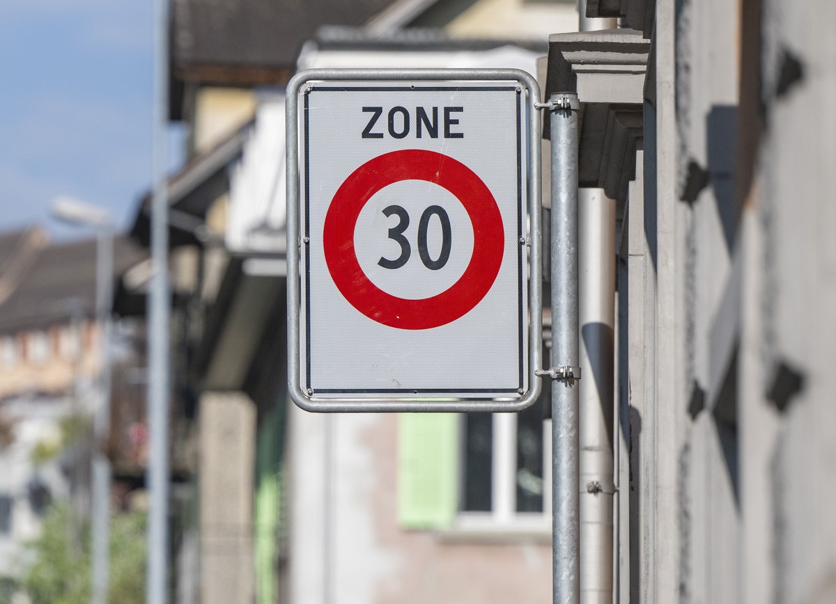 Der Tempo 30 an der Bernstrasse in Luzern anlaesslich einer Medienkonferenz der 7 Luzerner Quartiervereine Hochwacht, BaBel, Maihof, Guetsch,Hirschmatt-Neustadt, und Obergrund in welcher sie zu sofort ...