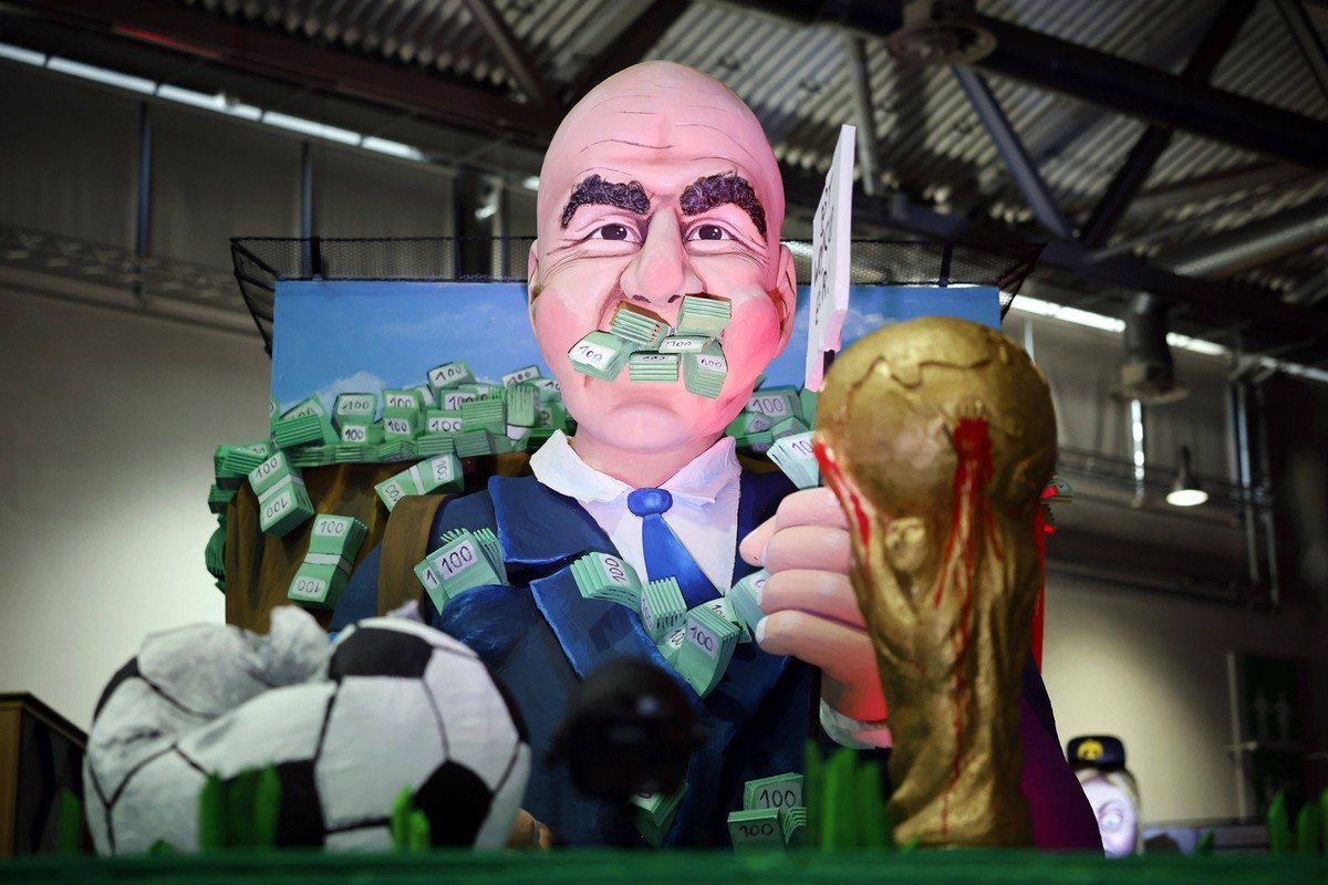 FIFA-Präsident Gianni Infantino mit Geldbündeln im Mund beim Richtfest der Persiflagewagen und Karnevalswagen zum Kölner Rosenmontagszug 2023 in der Koelnmesse. Der Jubiläumszoch startet anlässlich 20 ...