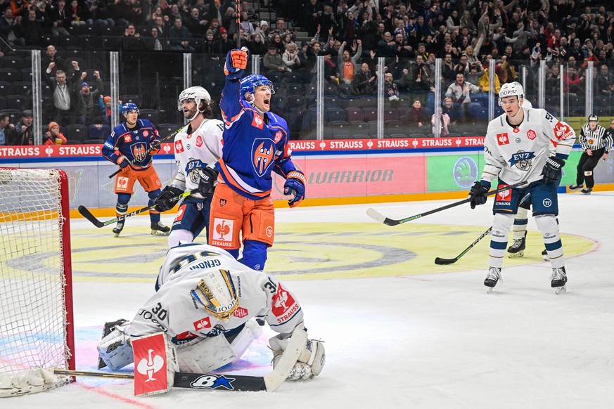 epa10398444 Leonardo Genoni (3L) of Zug and Veli-Matti Savinainen (2R) of Tappara in action during the Champions Hockey League Semi-Final first leg match between Tappara Tampere of Finland and Ev Zug  ...