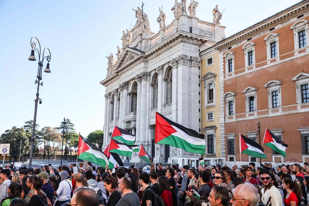 epa12430576 People take part in a pro-Palestine demonstration to show support for Gaza and the Palestinian people, in Rome, Italy, 04 October 2025. EPA/EMANUELE VALERI