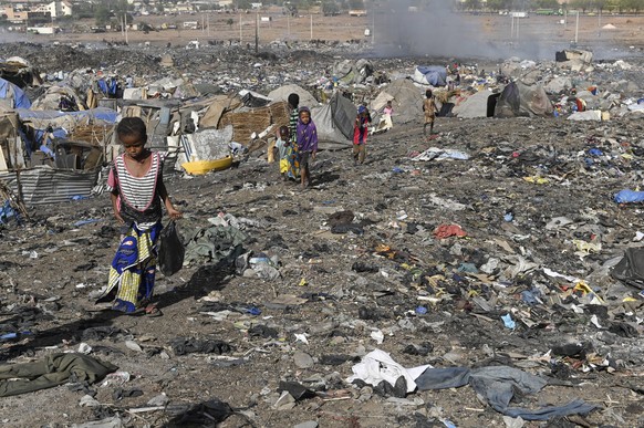 Mali, Bamako, IDP camp Faladie MALI, Bamako, IDP camp Faladji , Peulh people settled here after ethnic conflicts with Dogon people in the region Mopti, shelter on dumping site *** Fl�chtlingslager Fal ...