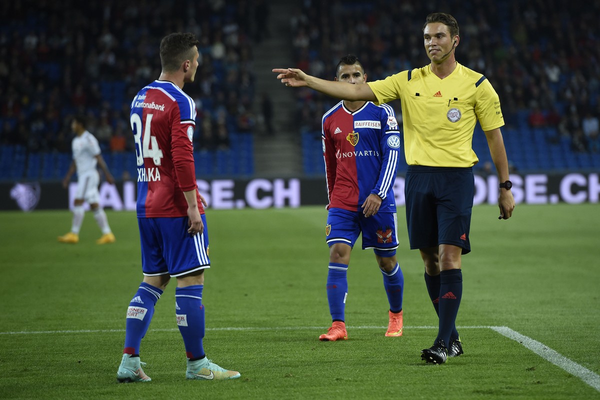 Schiedsrichter Schärer zeigt in der 11. Minute auf den Penalty-Punkt.&nbsp;