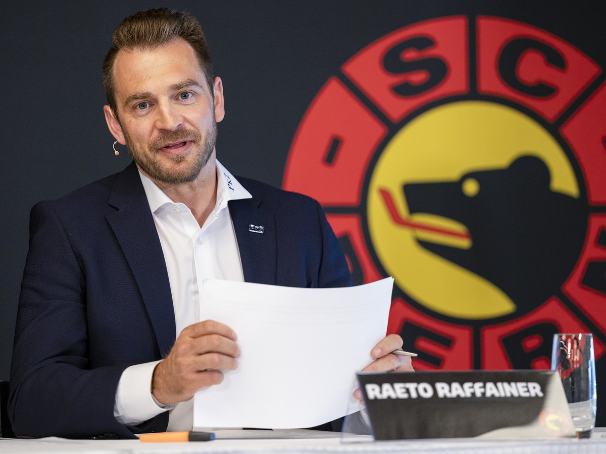 Der Sportdirektor des SC Bern, Raeto Raffainer, spricht an einer Medienkonferenz des SCB zu sportlichen Themen und Umstrukturierungen am Mittwoch, 30. Maerz 2022 in der Postfinance Arena in Bern. (KEY ...