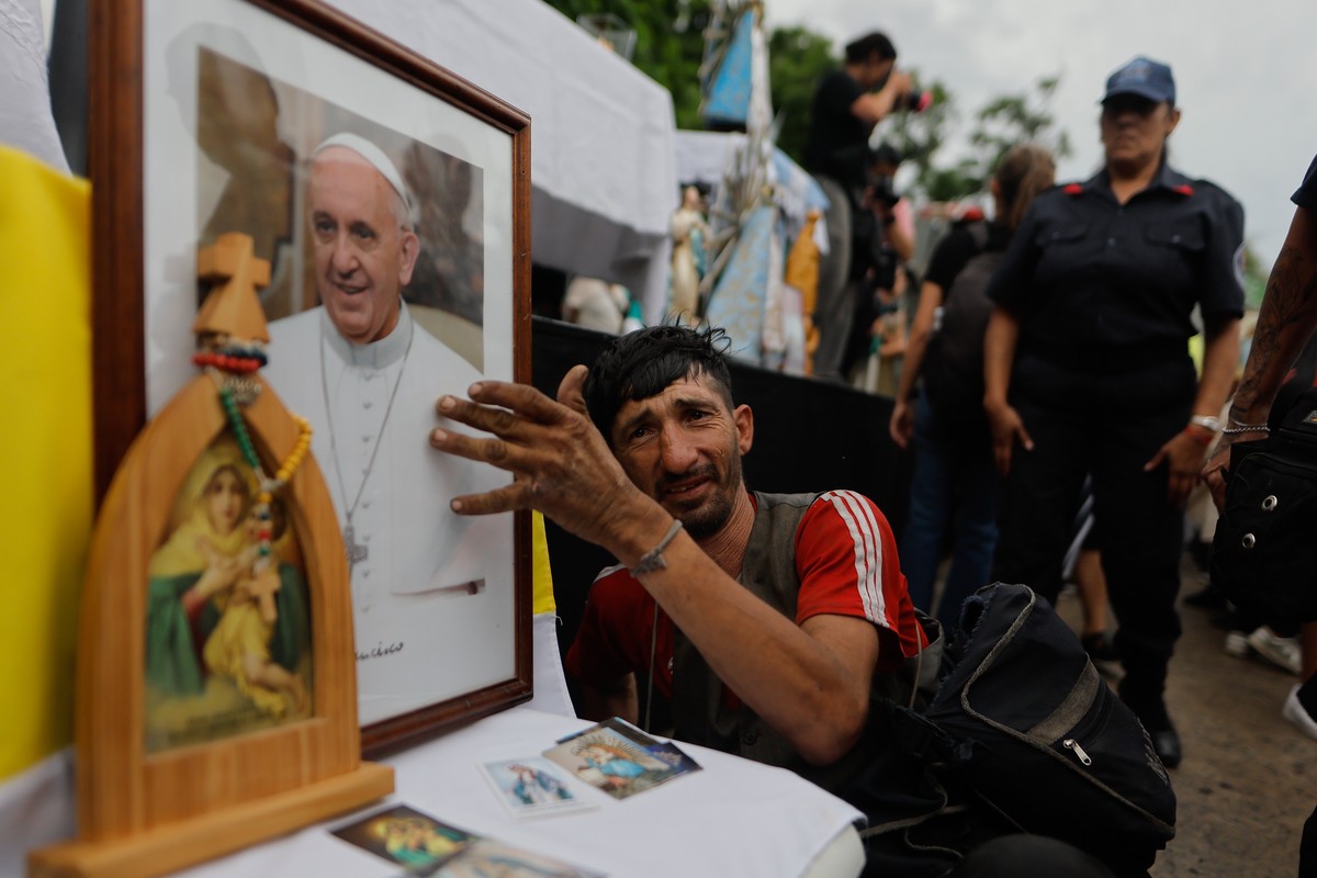 epaselect epa11922662 A man cries next to a photograph of Pope Francis during a mass at Plaza Constitucion in Buenos Aires, Argentina, 24 February 2025. Catholic faithful pray for the health of Pope F ...