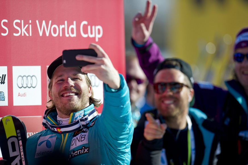 Das erste Foto als Disziplinen-Sieger. Jansrud gewinnt den Super-G-Weltcup.