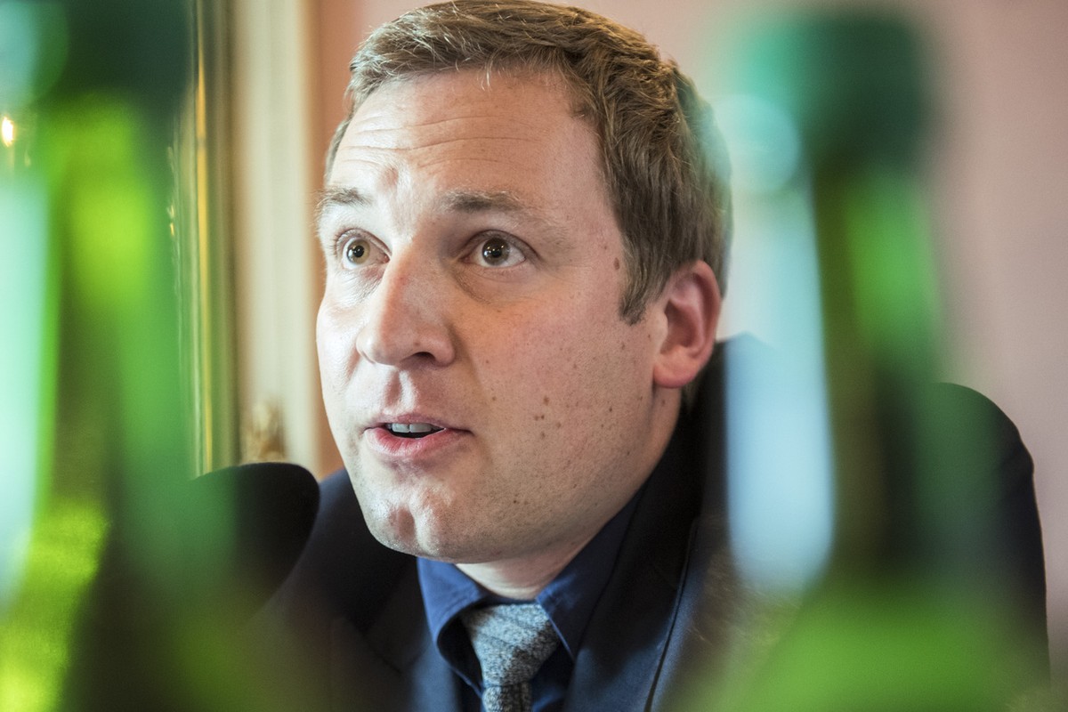 Nationalrat Lukas Reimann, Praesident Auns, spricht an der Medienkonferenz des Komitees "Nein zum schleichenden EU-Beitritt", in Bern, am Freitag 5. August 2016. Das von SVP-Strategiechef Ch ...