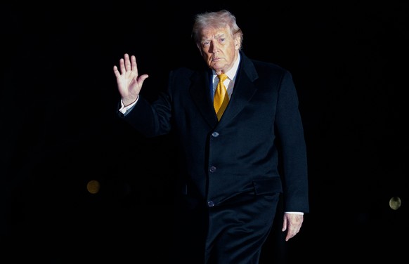 epa12627555 US President Donald J Trump waves as he returns to the White House in Washington, DC, USA, 04 January 2026. EPA/AARON SCHWARTZ / POOL