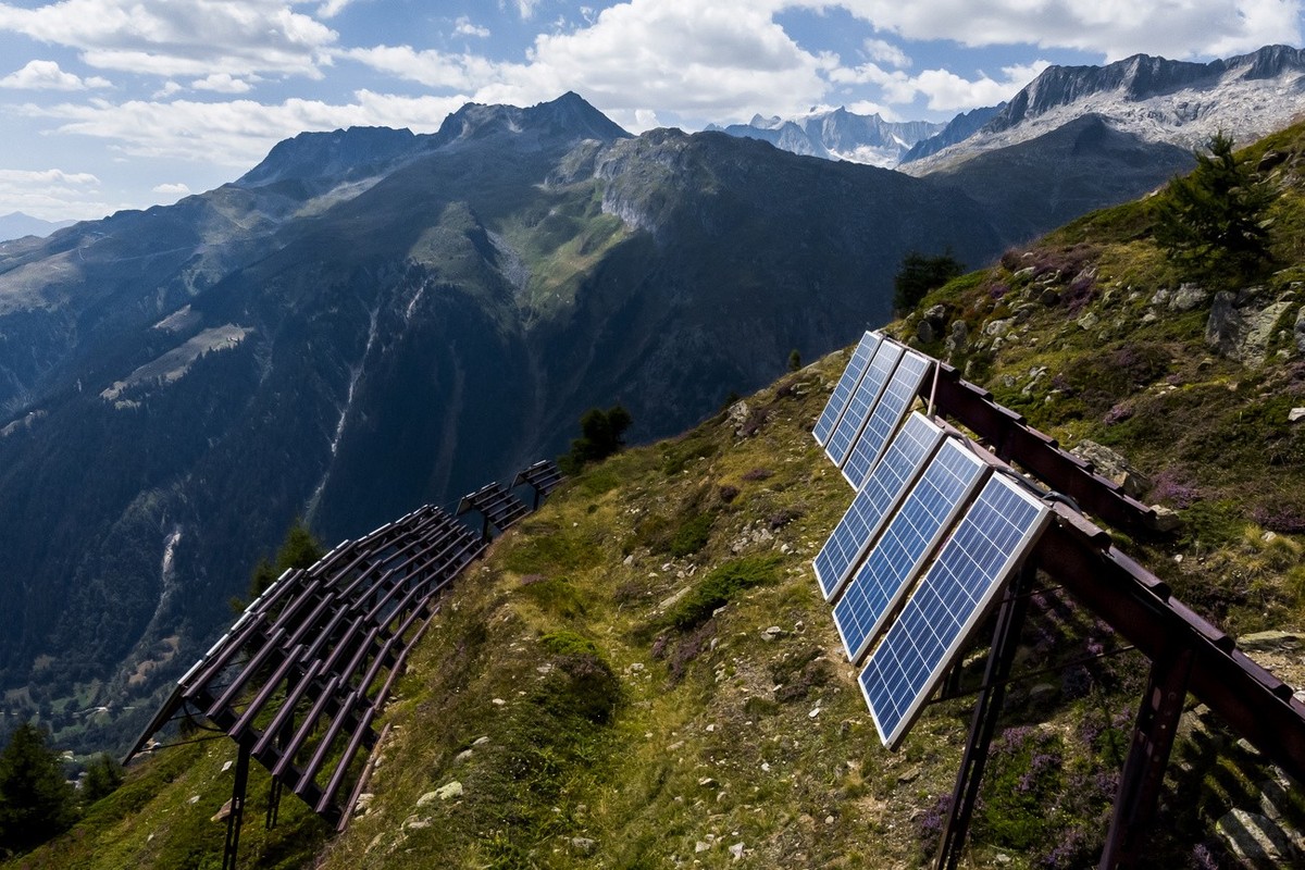 Une vue sur les panneaux solaires installes sur des paravalanches dans les alpes valaisannes le mercredi 3 aout 2022 a Bellwald. Les panneaux photovoltaiques produisent de l'energie renouvelable  ...