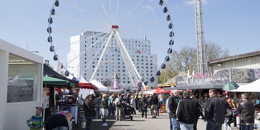 2024 wird die Berner BEA durch die Grossbaustelle ein etwas anderes Gesicht erhalten. Auch das Riesenrad muss für 2024 an einen anderen Ort zügeln. (Archivfoto)