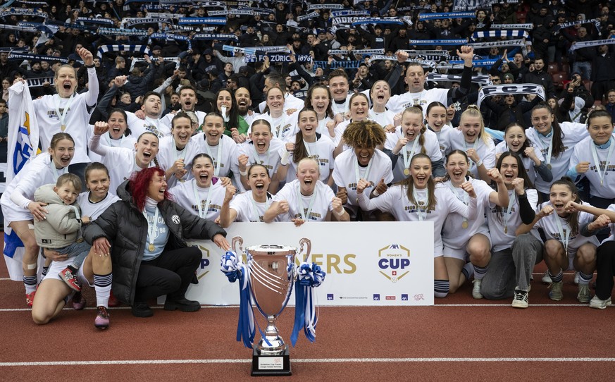 KEYPIX - Die Zuercher jubeln mit dem Pokal nach ihrem Sieg im Fussball AXA Women?s Cupfinalspiel FC Basel 1893 gegen FC Zuerich im Letzigrund, am Samstag, 29. Maerz 2025 in Zuerich. (KEYSTONE/Ennio Le ...