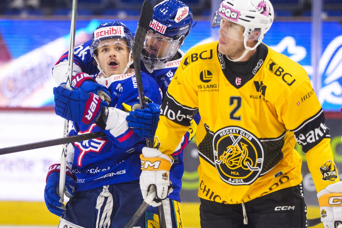 EHC Kloten Stuermer Mischa Ramel feiert seinen Treffer zum 3-1 mit Keanu Derungs (#11) waehrend dem Qualifikationsspiel der Eishockey-Meisterschaft der National League zwischen den Teams EHC Kloten un ...