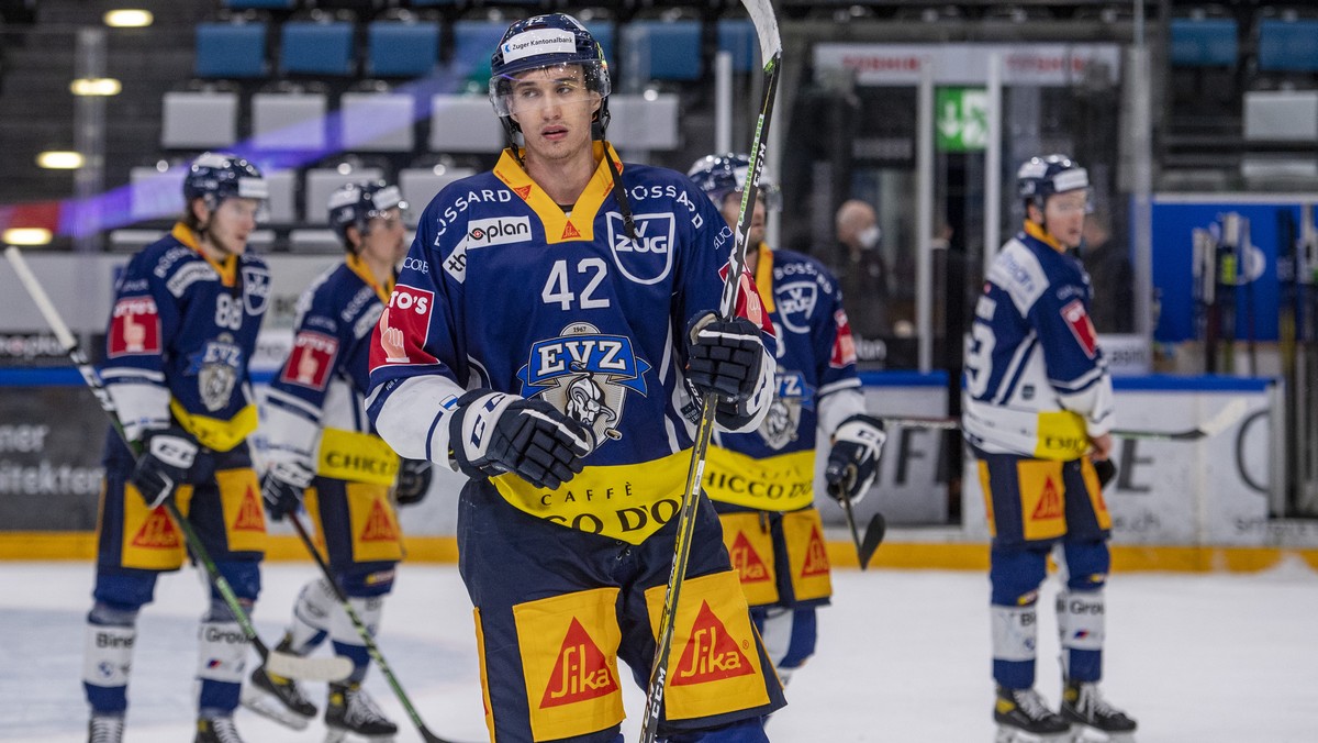 Die Zuger Spieler mit Tobias Geisser, mitte, nach dem Sieg beim Spiel 1 des Playoff 1/4 Finalspiel der Eishockey Meisterschaftsspiel der National League zwischen dem EV Zug und dem SC Bern vom Diensta ...