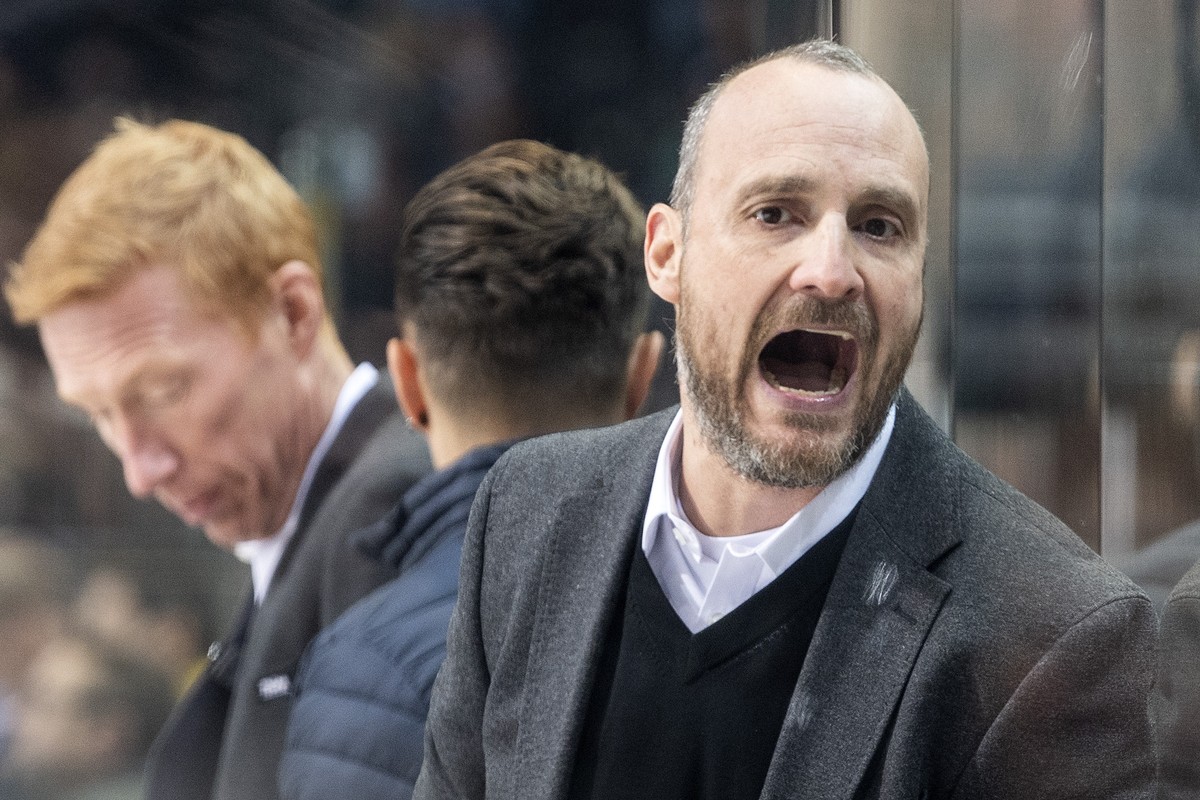 Davos' Headcoach Christian Wohlwend im Eishockey Meisterschaftsspiel der National League zwischen dem SC Bern und dem HC Davos, am Samstag, 23. Oktober 2021, in der PostFinance Arena in Bern. (KE ...