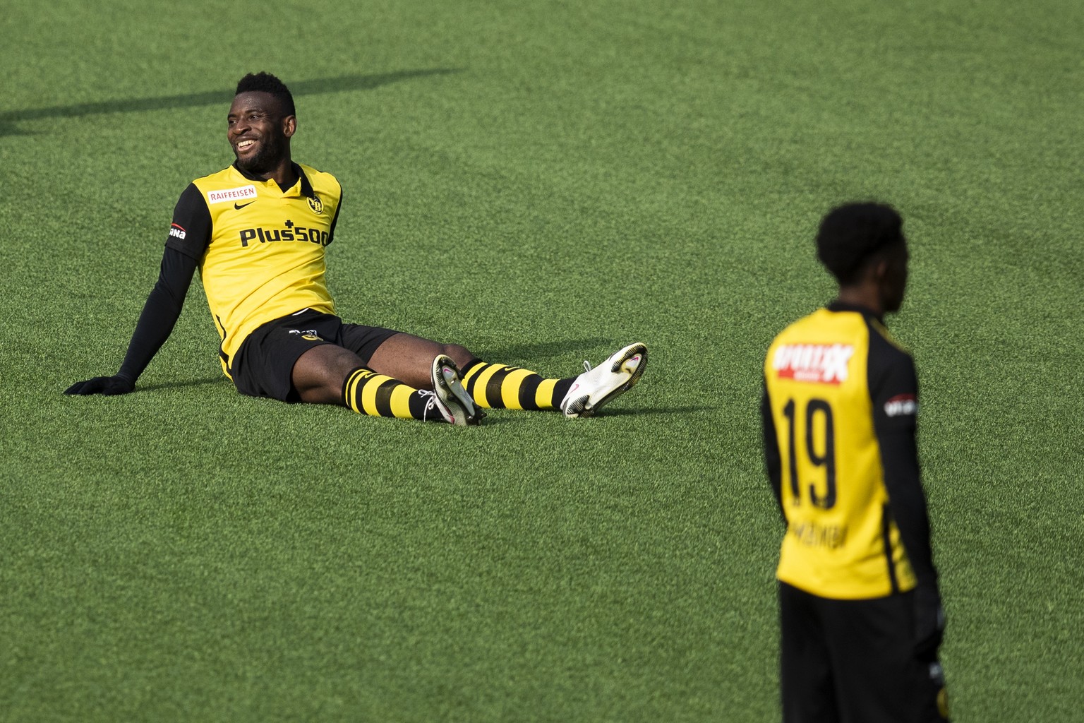 YBs Jean-Pierre Nsame, links, und Felix Mambimbi im Super League Spiel zwischen dem BSC Young Boys Bern und dem FC Lugano, am Sonntag 18. April 2021 im Stadion Wankdorf in Bern. (KEYSTONE/Peter Klaunz ...