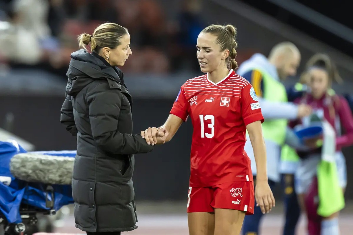 Inka Grings (links) mit Captain Lia Wälti.