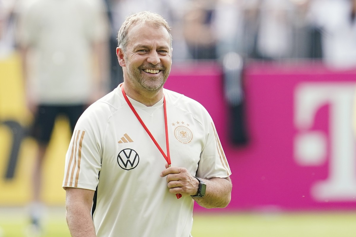 08.06.2023, Hessen, Frankfurt/Main: Fu�ball: Nationalmannschaft, vor dem L�nderspiel gegen die Ukraine, Training (DFB-Campus): Nationaltrainer Hansi Flick lacht. Foto: Uwe Anspach/dpa - WICHTIGER HINW ...
