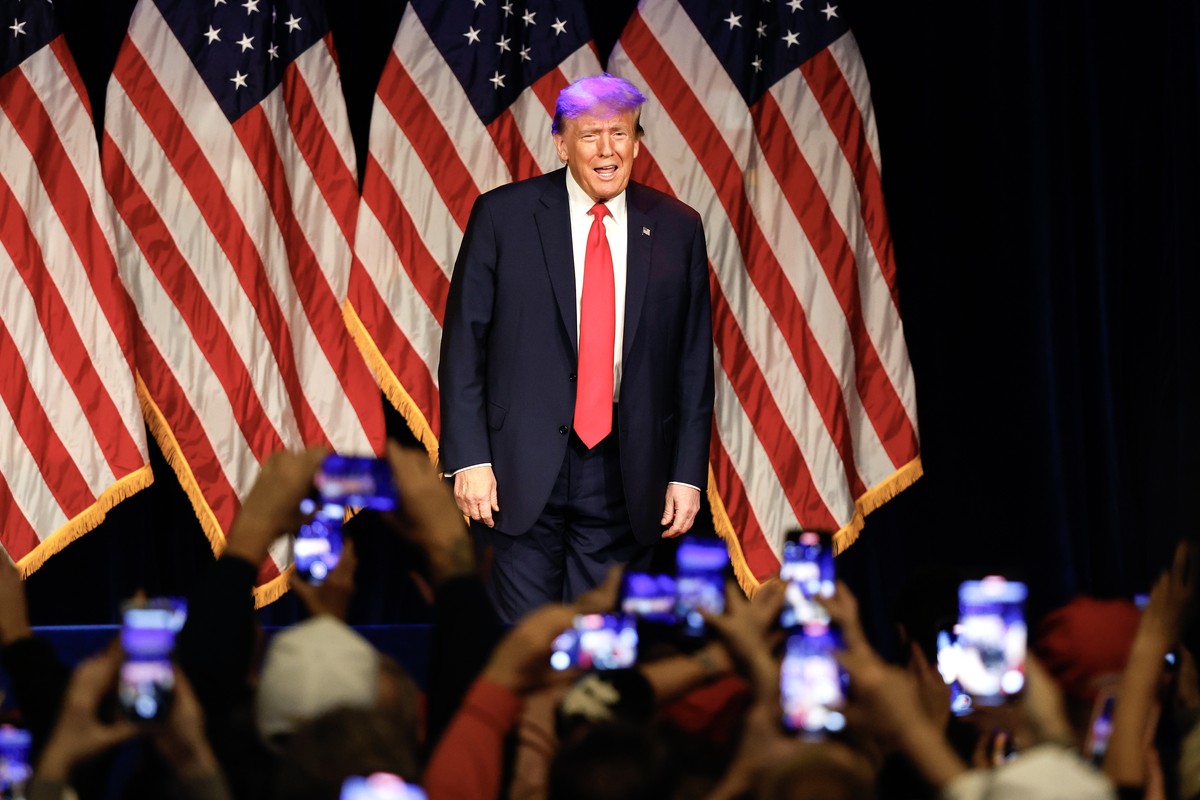 epa11138548 Republican presidential candidate and former US president Donald J. Trump is greeted by his supporters while coming on stage during his campaign hosted caucus night watch party event at th ...