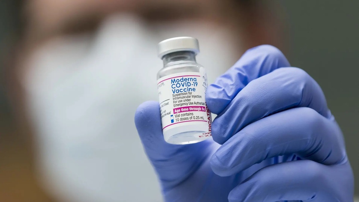 Moderna hat seinen COvid-19-Impfstoff überarbeitet. Der wirkt nicht nur gegen das Ursprungsvirus aus Wuhan sondern auch gegen die Omikron-Varianten.