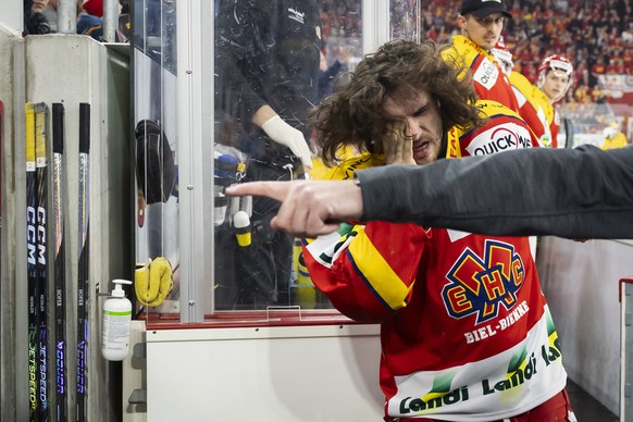 Biels Yannick Rathgeb geht verletzt in die Kabine im Eishockey Meisterschaftsspiel der National League zwischen dem EHC Biel und HC Davos, am Donnerstag, 29. Februar 2024, in der Tissot Arena in Biel. ...