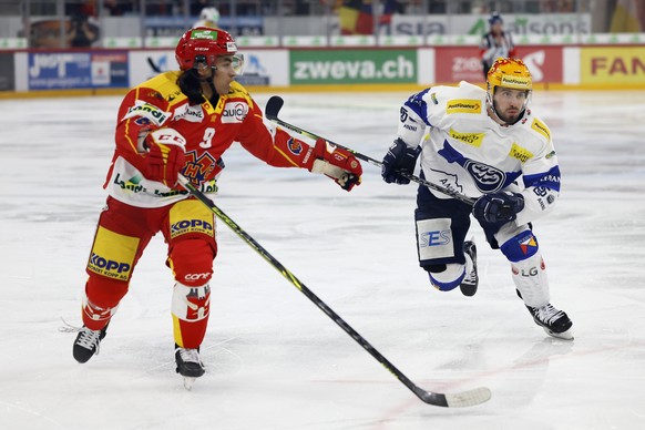 Ambris PostFinance Top Scorer Michael Spacek, rechts, und Biels Noah Delemont in Aktion, im Eishockey Meisterschaftsspiel der National League zwischen EHC Biel und HC Ambri-Piotta, am Sonntag, 16. Okt ...