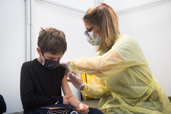 Ein Kind wird im kantonalen Impfzentrum geimpft, am Sonntag, 16. Januar 2022, in Giubiasco. Derzeit werden im kantonalen Impfzentrum 5- bis 11-jaehrige Kinder geimpft. (KEYSTONE/Ti-Press/Alessandro Cr ...