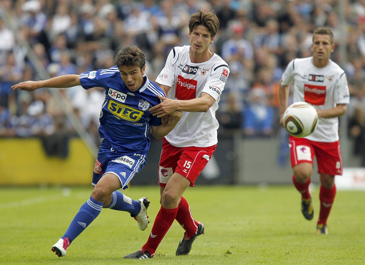Joao Paiva, links, von Luzern im Spiel gegen Timm Klose, mitte, von Thun beim Fussball Super League Meisterschaftsspiel zwischen dem FC Luzern und FC Thun vom Sonntag 29. August 2010 im Stadion Gersag ...