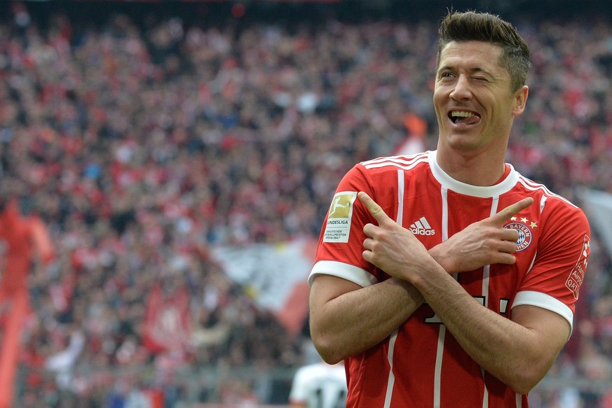 epa06593867 Bayern&#039;s Robert Lewandowski celebrates the 3:0 during the German Bundesliga soccer match between FC Bayern Munich and Hamburger SV, in Munich, Germany, 10 March 2018. EPA/PHILIPP GUEL ...