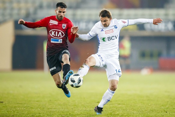 Le joueur argovien Varol Tasar, gauche, lutte pour le ballon avec le milieu lausannois Alexandre Pasche, droite, lors de la rencontre de football de Challenge League entre le FC Lausanne-Sport et le F ...