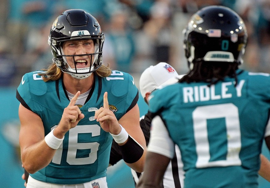 NFL, American Football Herren, USA Preseason-Miami Dolphins at Jacksonville Jaguars Aug 26, 2023 Jacksonville, Florida, USA Jacksonville Jaguars quarterback Trevor Lawrence 16 signals to wide receiver ...