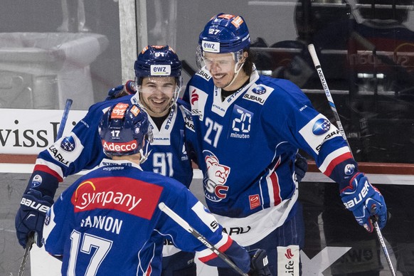 Die Zuercher jubeln nach dem 1:0 Tor von Zuerichs Inti Pestoni, Mitte, beim Eishockeyspiel der Nationalleague A ZSC Lions gegen den HC Fribourg-Gotteron im Hallenstadion in Zuerich, aufgenommen am Fre ...