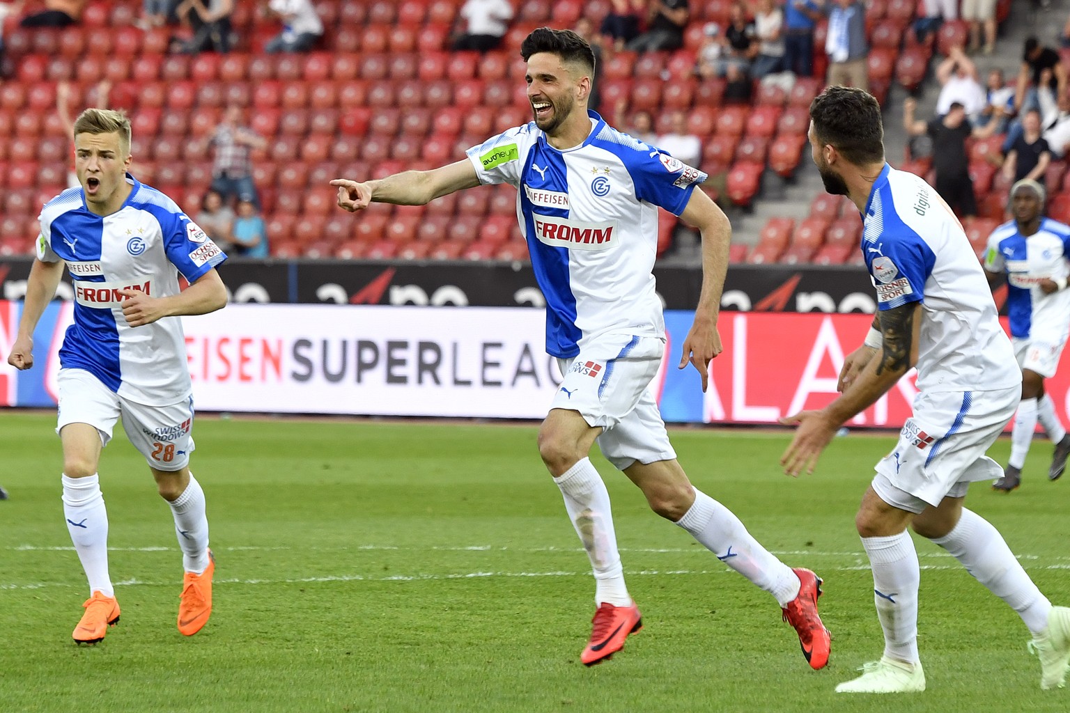 Der Grasshopper Kenan Kodro, Mitte, jubelt nach seinem Tor zum 3-2 fuer GC beim Fussballspiel der Super League Grasshopper Club Zuerich gegen den FC Lugano 
im Stadion Letzigrund in Zuerich am Samstag ...