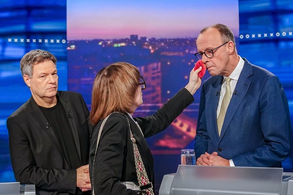 epa11901972 Chancellor candidates, German Minister for Economic Affairs and Climate Action Robert Habeck (Alliance 90/The Greens) and Christian Democratic Union (CDU) party leader Friedrich Merz (R) p ...