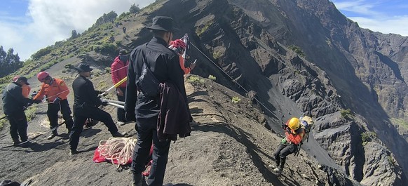 epa12192847 A handout photo made available by Indonesia?s Search and Rescue Agency (BASARNAS), shows rescuers preparing a drone to use in a rescue operation for Brazilian tourist who fell while hiking ...