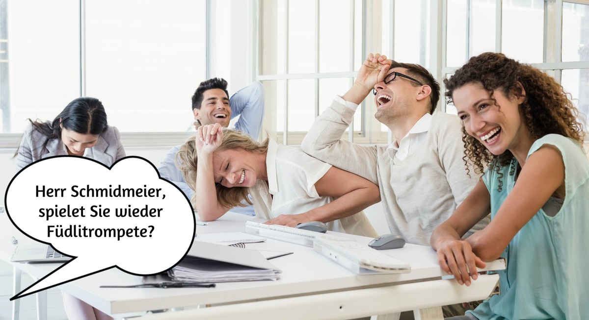 Erst das Furzkissen, dann ein frecher Spruch und die Lacher sind garantiert.